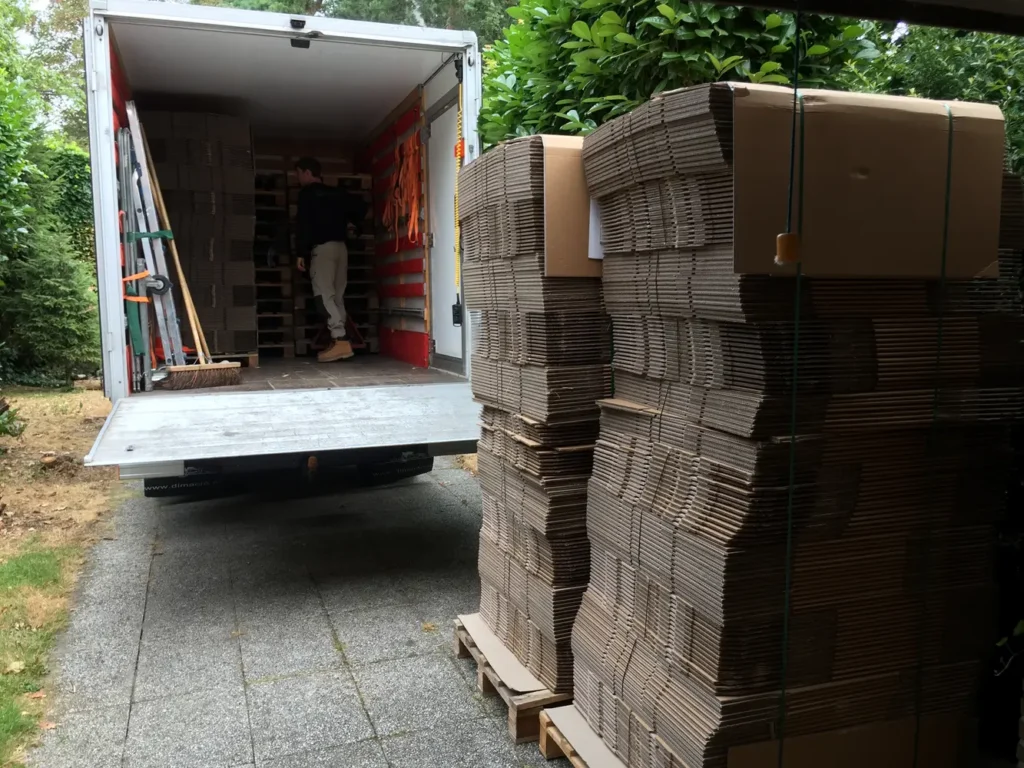 Boedeluitruimer voert meubels af bij een boedelontruiming