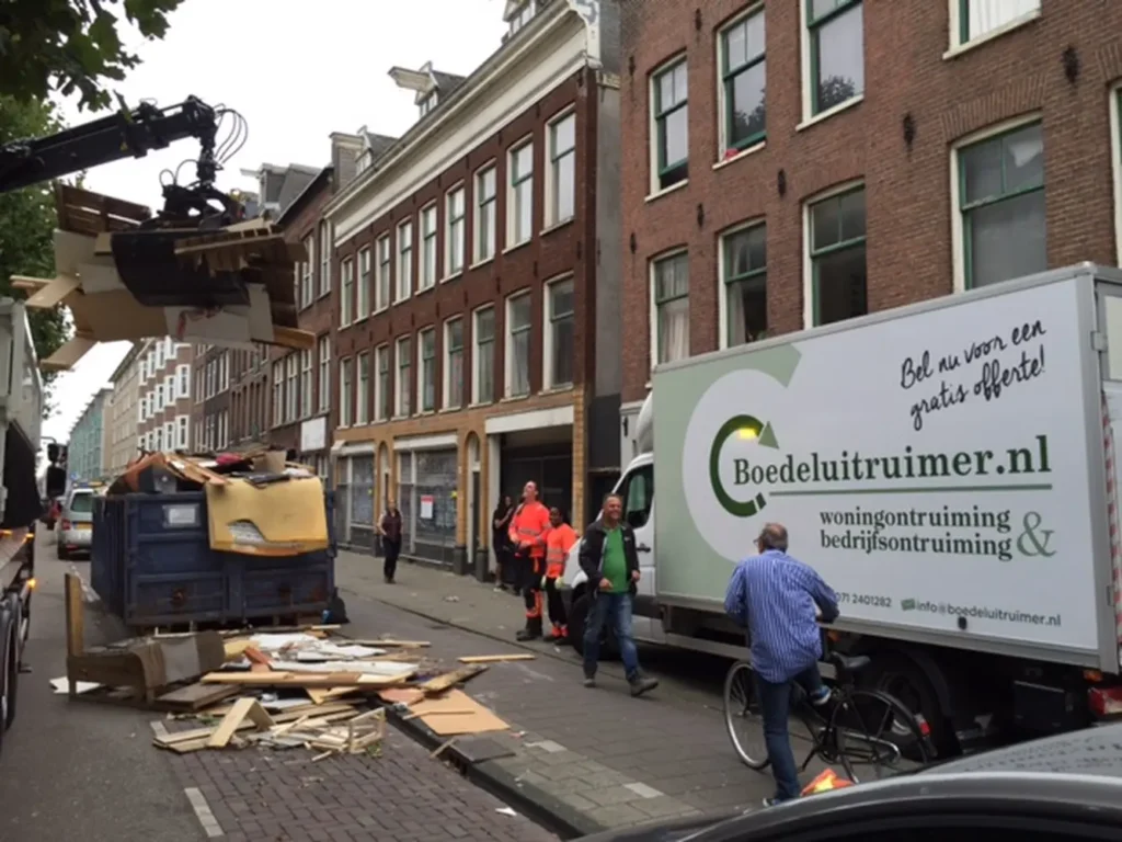 Boedeluitruimer voert inboedel af tijdens een woningontruiming