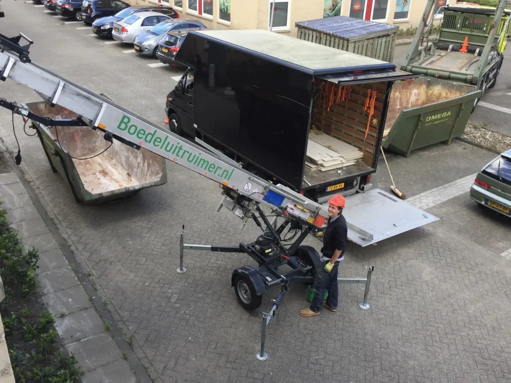 Team van Boedeluitruimer laadt inboedel in de vrachtwagen